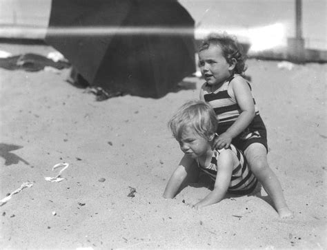 Marilyn Monroe On The Beach With Her Mother In 1929 - Flashbak