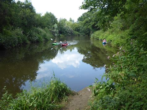 Canoes on the River Medway © Marathon cc-by-sa/2.0 :: Geograph Britain and Ireland