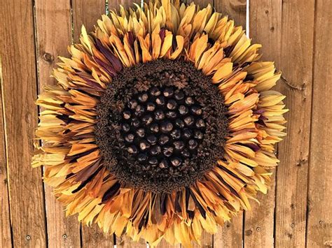 Sunflower Corn Husk Wreath Wreath Crafts, Flower Crafts, Diy Home Crafts, Arts And Crafts, Corn ...