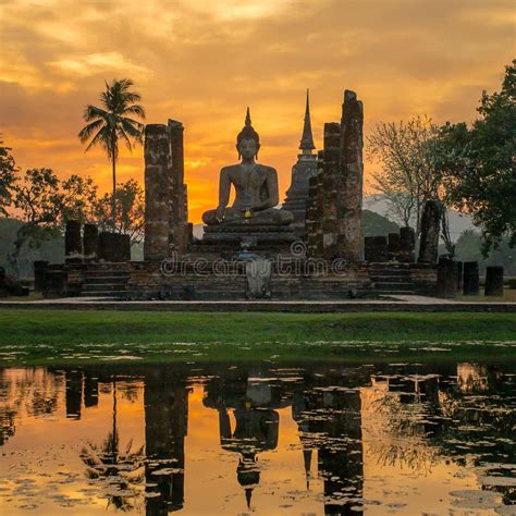 Wat Mahathat Temple, Sukhothai Historical Park Stock Photo - Image of ...