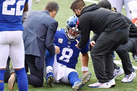 Daniel Jones injury: Jones injures right hamstring - Big Blue View