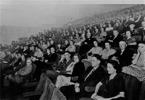 Audience at Piccadilly Theatre, late 1930s/early '40s - Cinema Treasures