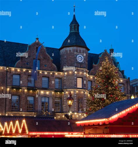 Christmas market at the old town hall Stock Photo - Alamy