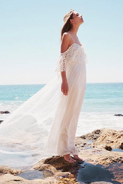 60 Dreamy Dresses for a Beach-Bound Bride | BridalGuide