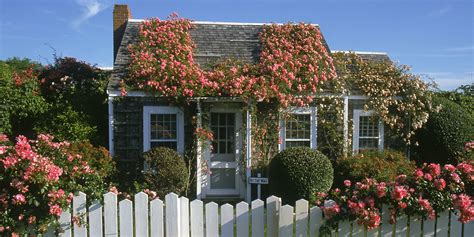 Enviable Entryways: 20 Fancy Homes that are Covered in Flowers | Backyard garden landscape ...