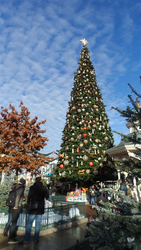 Christmas at Disneyland Paris | Christmas in paris, Disneyland paris ...