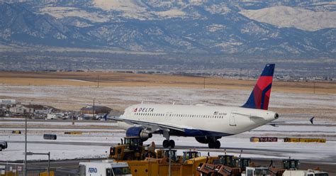 Delta Plane Makes Emergency Landing After Windshield Cracks Mid-Flight ...