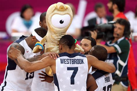 Golden hugs for Team USA basketball - Yahoo Sports