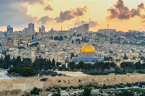 Jerusalem skyline Dome of the Rock and buildings in Old City at sunset – Stockphoto