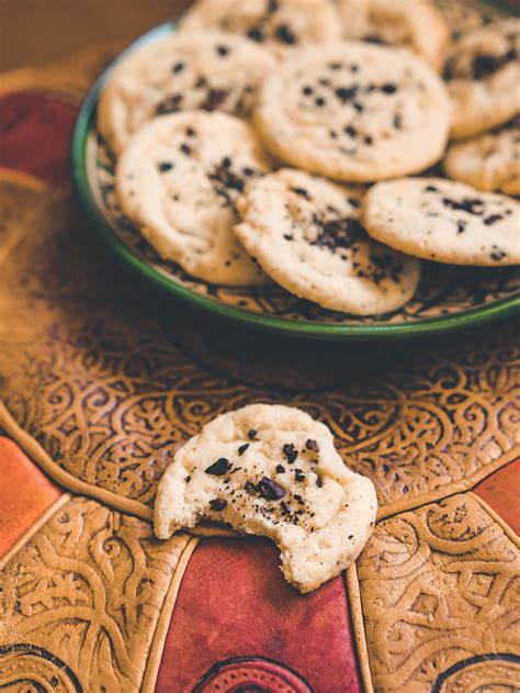 Cocoa butter, cocoa nibs and tonka bean cookies - Recipe | Spice Trekkers