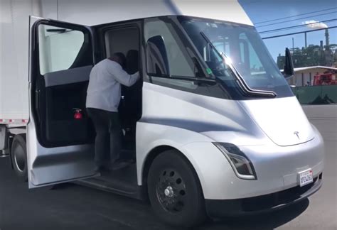 YouTuber Takes Us Inside The Cabin Of The Tesla Semi (Video) - CleanTechnica