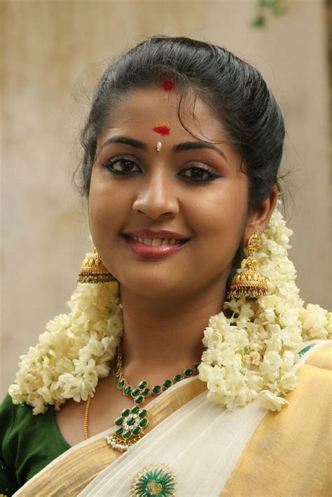 Malayalam Actress Navya Nair Latest Saree Stills - Cine Gallery