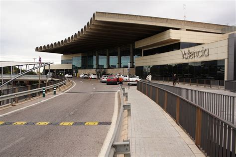 Aeroporto di Valencia. Come arrivare in aereo diretto. Collegamenti centro