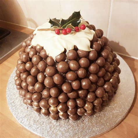 Christmas pudding Malteaser cake made by my girlfriend : r/Baking