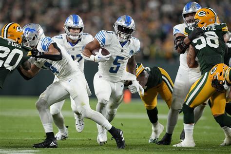 Lions dismantle Packers in first half, coast to comfortable 34-20 ...