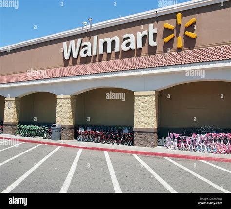 Walmart store hi-res stock photography and images - Alamy