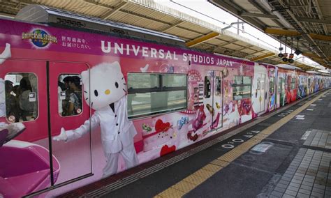 Hello Kitty train on the way to Universal Studios Osaka ...