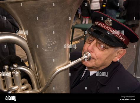 Salvation army band christmas hi-res stock photography and images - Alamy