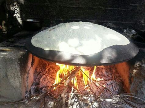 Saj, bread Outdoor Food, Outdoor Fire Pit, Arabic Bread, Diy Pizza Oven ...