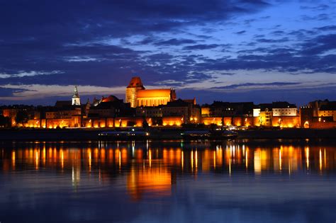 File:Toruń - Old Town by night 01.jpg - Wikimedia Commons