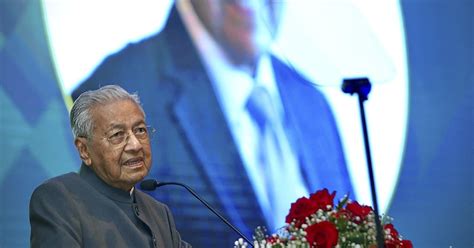 Dr Mahathir vows to fight corruptors | New Straits Times