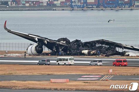 '항공기 충돌' 日하네다공항 120편 무더기 결항…정상화 언제? - 뉴스1