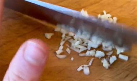 How to mince garlic: Method to chop it perfectly with a knife 'far superior to a press ...