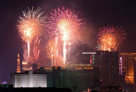 Officials: Vegas Fireworks Show Will Go On, 300,000 Visitors Expected