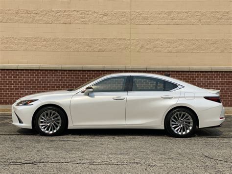 First drive: 2022 Lexus ES 350 settles into middle life-cycle age