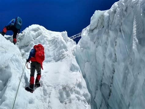 10 mountaineers from India summit Mt. Kanchenjunga