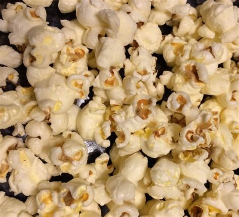 Easy Recipe: Healthy Buttery* Popcorn - Pretty Wellness