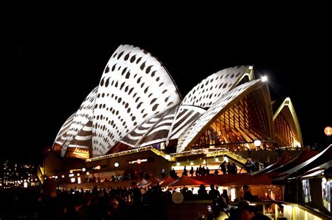 Vivid - Sydney Opera House lights up the sky Jorn Utzon, Lighthouse ...