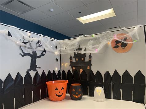 Halloween Cubicle Decor | Cubicle decor office, Halloween office, Halloween cubicle