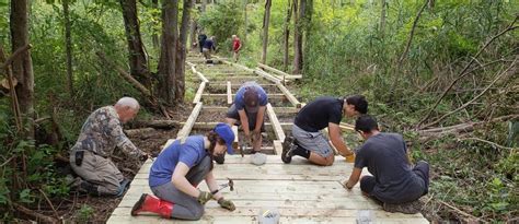 Using Volunteers to Maintain Trails in Parks - American Trails