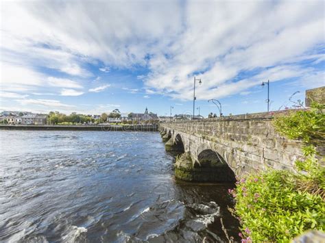 Thomond Bridge in Limerick with River Shannon Stock Image - Image of ...