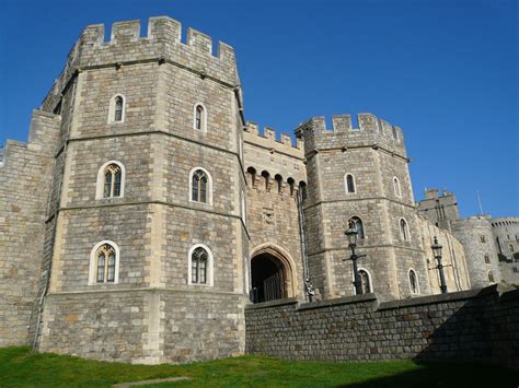 File:Windsor Castle Henry VIII Gateway.jpg