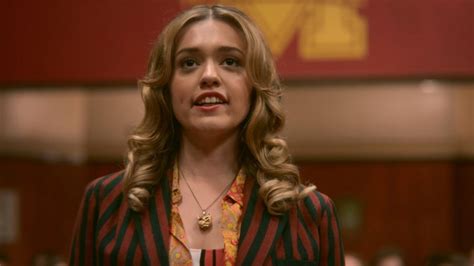 The blazer is striped Aimee Gibbs (Aimee Lou Wood) in Sex Education S01E05 | Spotern