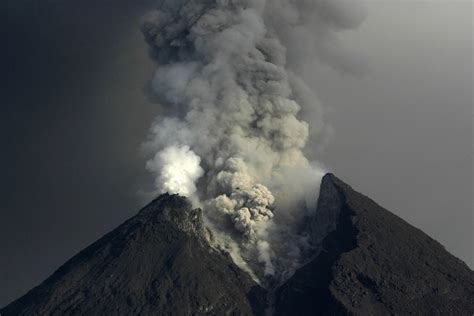 Philippines: Mount Mayon eruption disrupts daily life, flights cancelled due to heavy ashfall