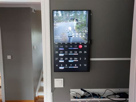 Anybody use a touchscreen wall display like Dakboard?