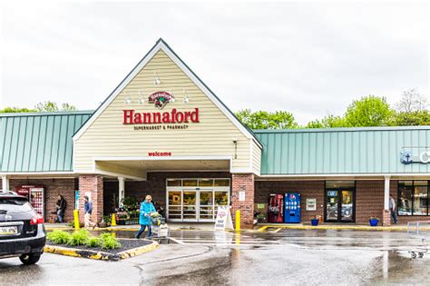 Hannaford Supermarket In Maine City With Sign And People Shopping Stock ...