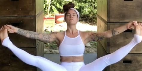 People Are Losing It Over This Yogi Bleeding Through Her White Yoga ...