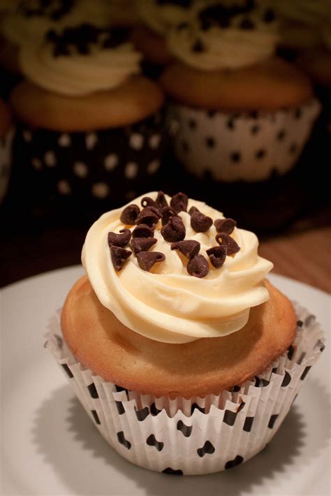 Cannoli Cupcakes! | Cannoli cupcake, Food, Desserts