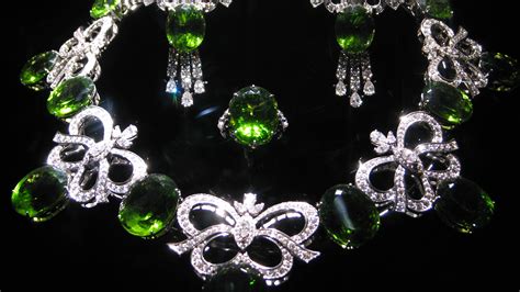 File:WLA hmns Peridot and Diamond Jewelry.jpg - Wikimedia Commons