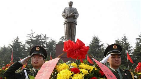 Mao Zedong gold statue demolished in China - YouTube