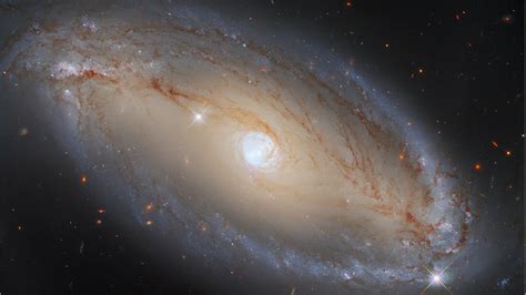 Hubble telescope spots celestial 'eye,' a galaxy with an incredibly ...