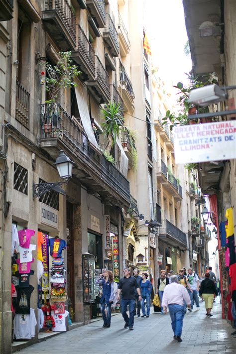 Street Shopping in Barcelona Spain - Entouriste