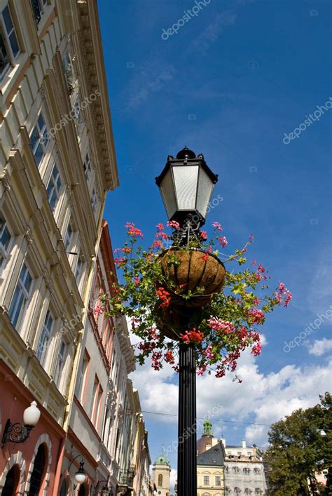 Poste de luz antigo com flores — Fotografias de Stock © khoroshkov #9213397