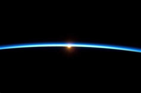 File:Thin Line of Earth's Atmosphere and the Setting Sun.jpg - Wikipedia