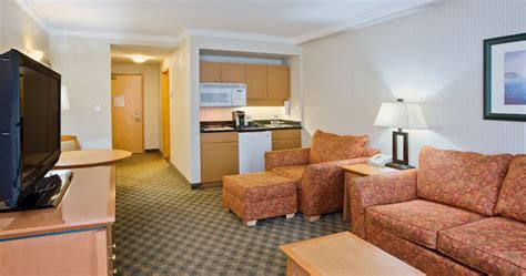 North Vancouver Accommodations | Holiday Inn & Suites Hotel