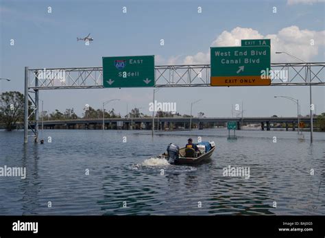 Flooding in New Orleans after Huricane Katrina Stock Photo - Alamy